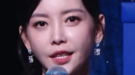 于文文演出晕倒事件后首亮相，被问及身体状况这样说