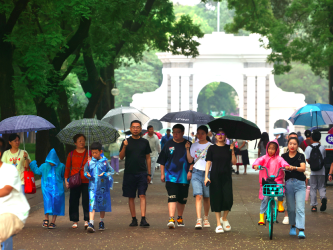 清华暑期新增抽签预约参观方式,游客冒雨参观热情不减 清华暑期新增抽签预约参观方式,游客冒雨参观热情不减