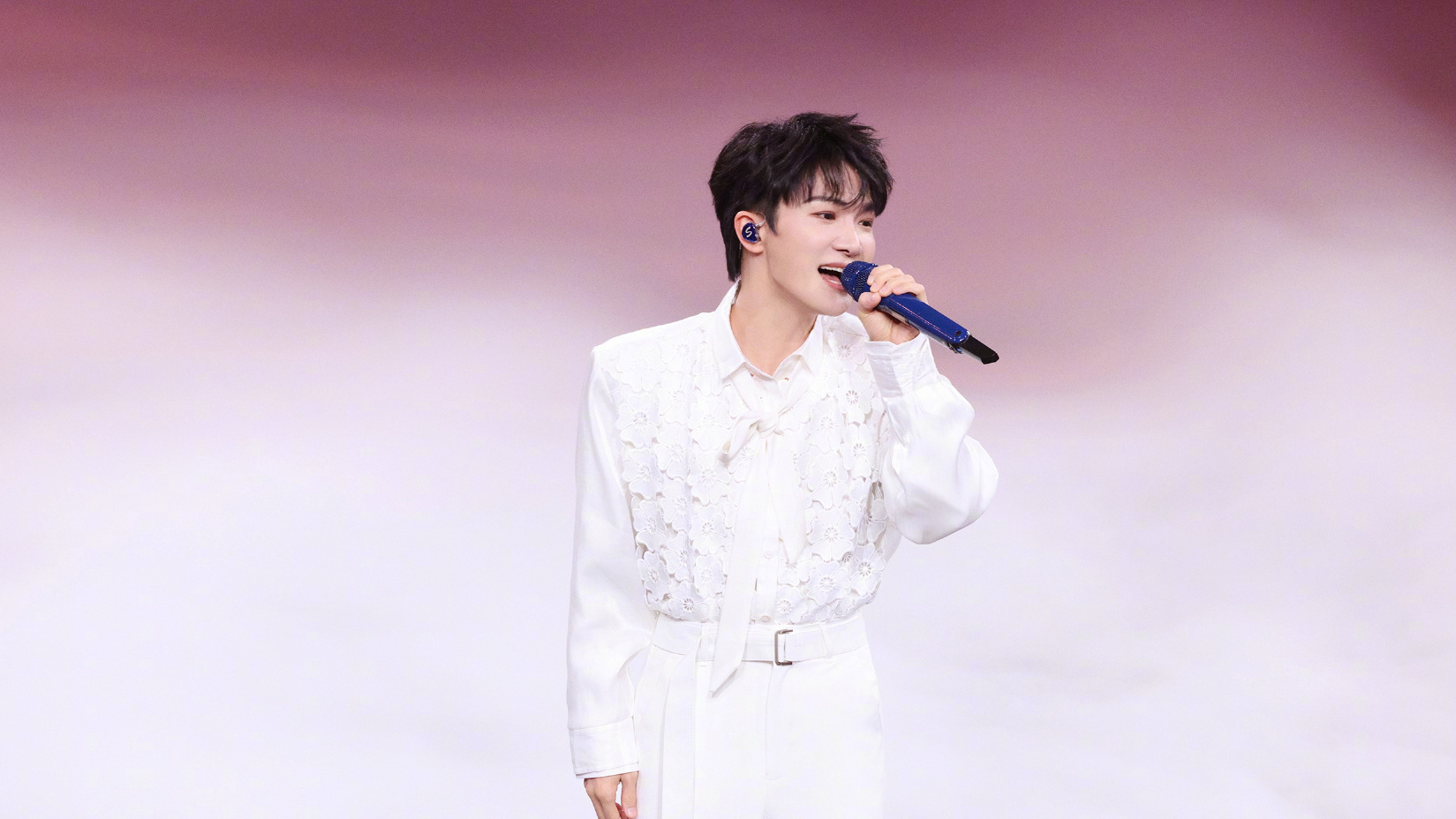 周深在北京台春晚温情献唱《时间啊》,歌声中娓娓道来阖家团圆的年味 周深在北京台春晚温情献唱《时间啊》,歌声中娓娓道来阖家团圆的年味