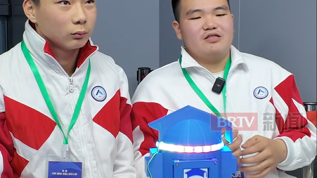 机器人辩论赛最年轻参赛者只有16岁 两少年3D打印机器人参赛
