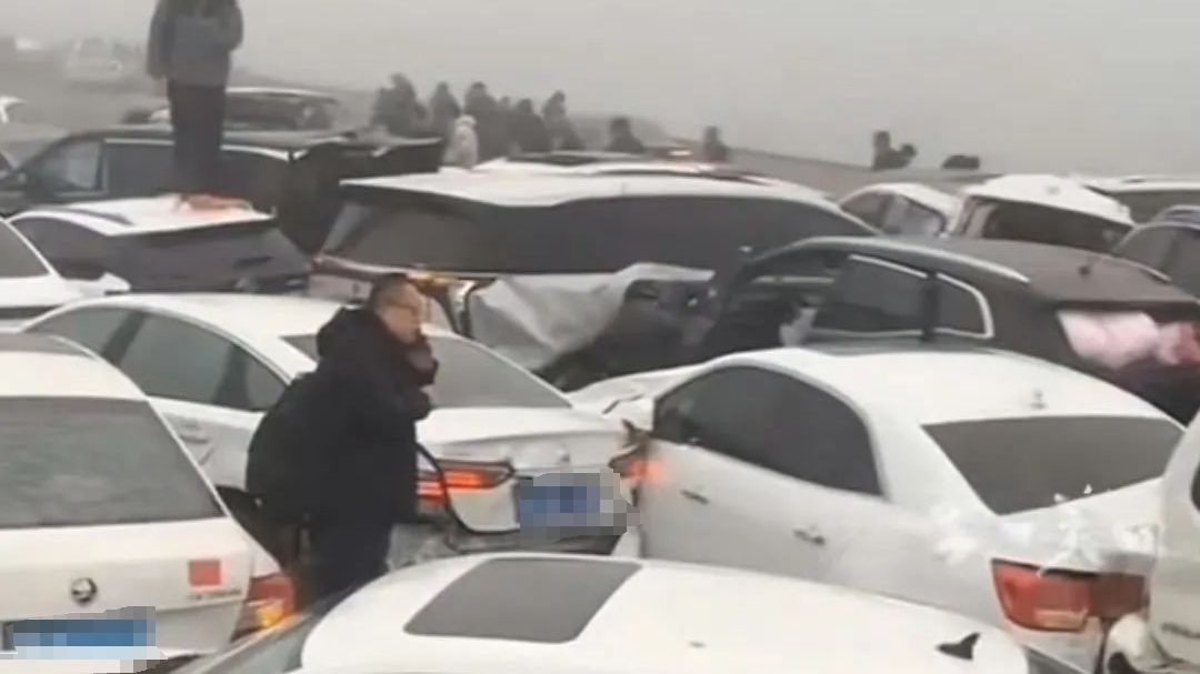 画面曝光!高速几十辆车连环追尾!春节返程高峰警惕→ 画面曝光!高速几十辆车连环追尾!春节返程高峰警惕→