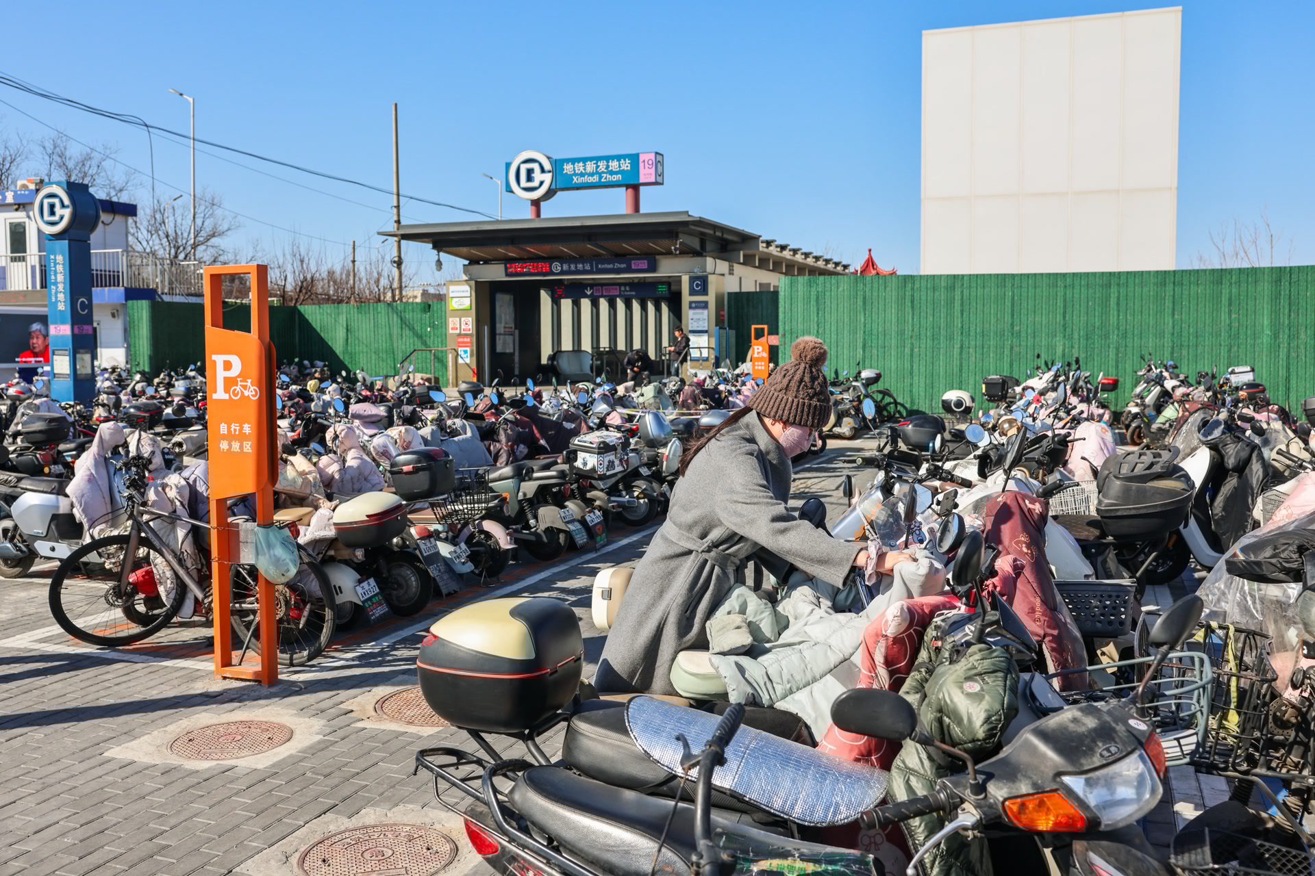 治理非机动车停放难，13万个新车位如何“挤”出来