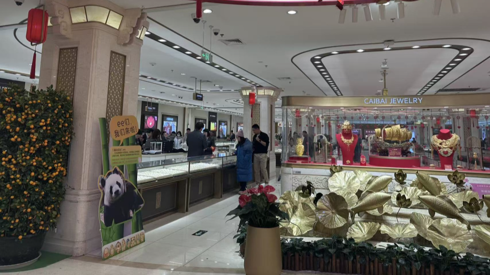 春节直击“中国黄金第一卖场”:1000克金条卖断货 春节直击“中国黄金第一卖场”:1000克金条卖断货