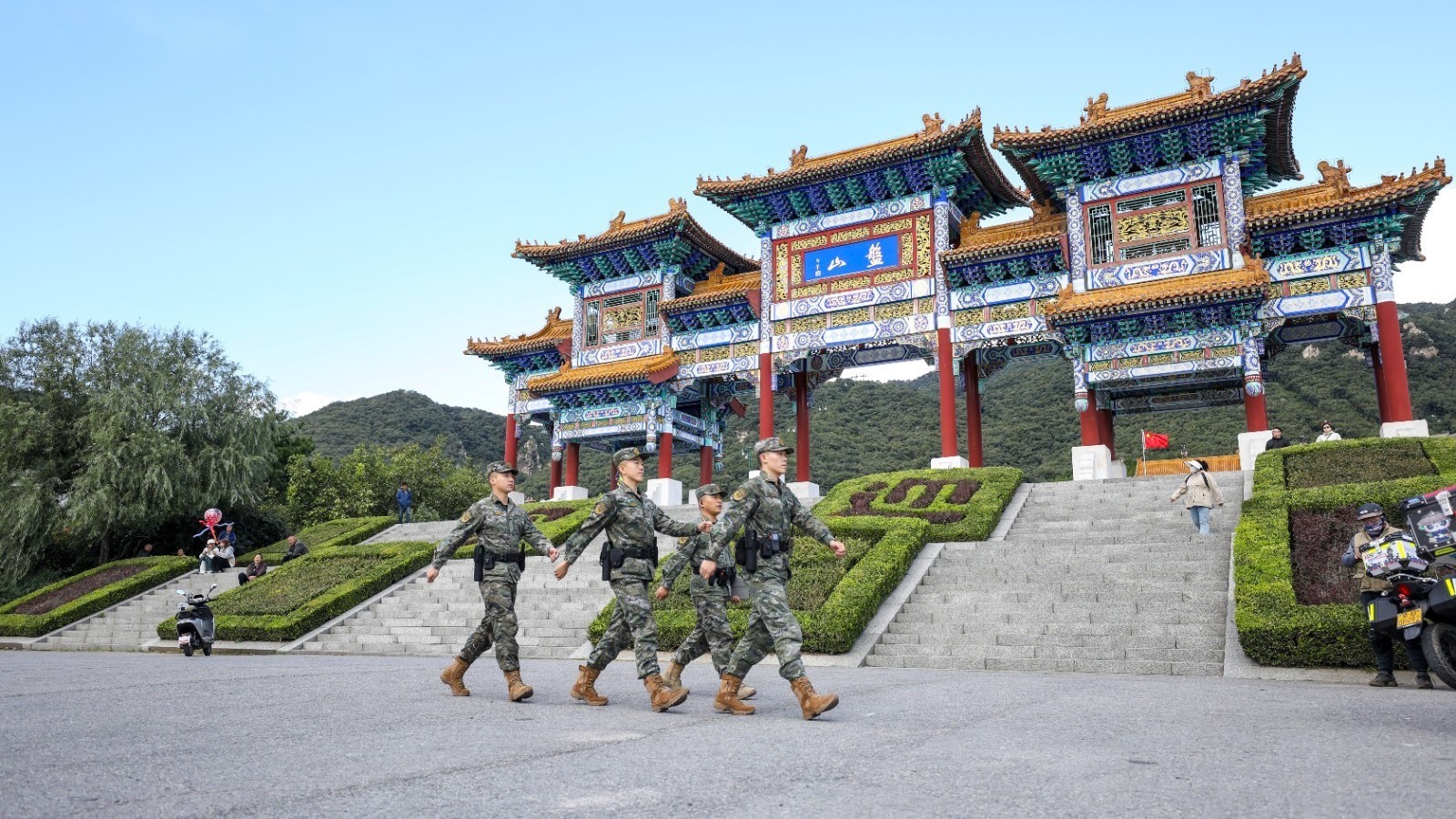 武警景区执勤:节日期间的坚守,只为护卫平安 武警景区执勤:节日期间的坚守,只为护卫平安