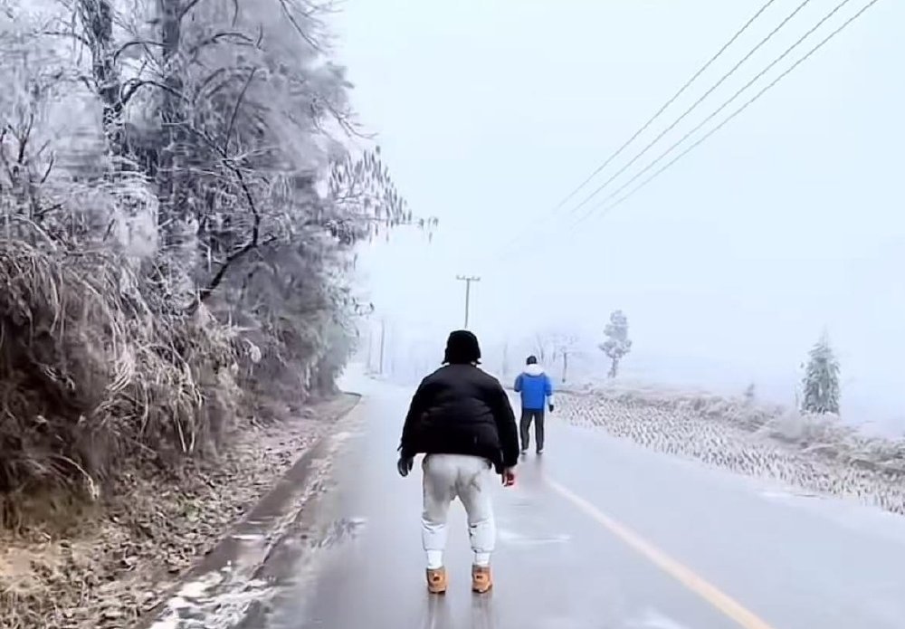 贵州博主踩竹片滑冰在网络爆火,像极了“御剑飞行”,当事人回应 贵州博主踩竹片滑冰在网络爆火,像极了“御剑飞行”,当事人回应