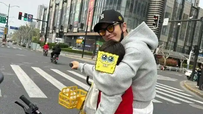 黄晓明就带娃骑行道歉