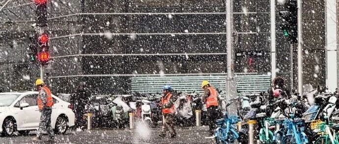 道路结冰、大雾黄警！北京三月遇鹅毛大雪 今晚还在下
