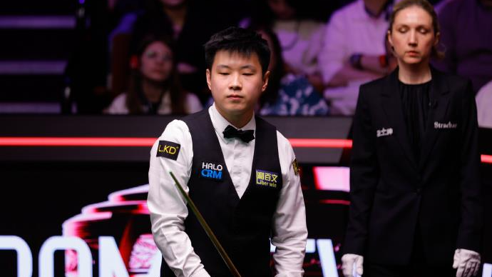 赵心童两阶段9-7领先丁俊晖，“中国德比”今日决胜负