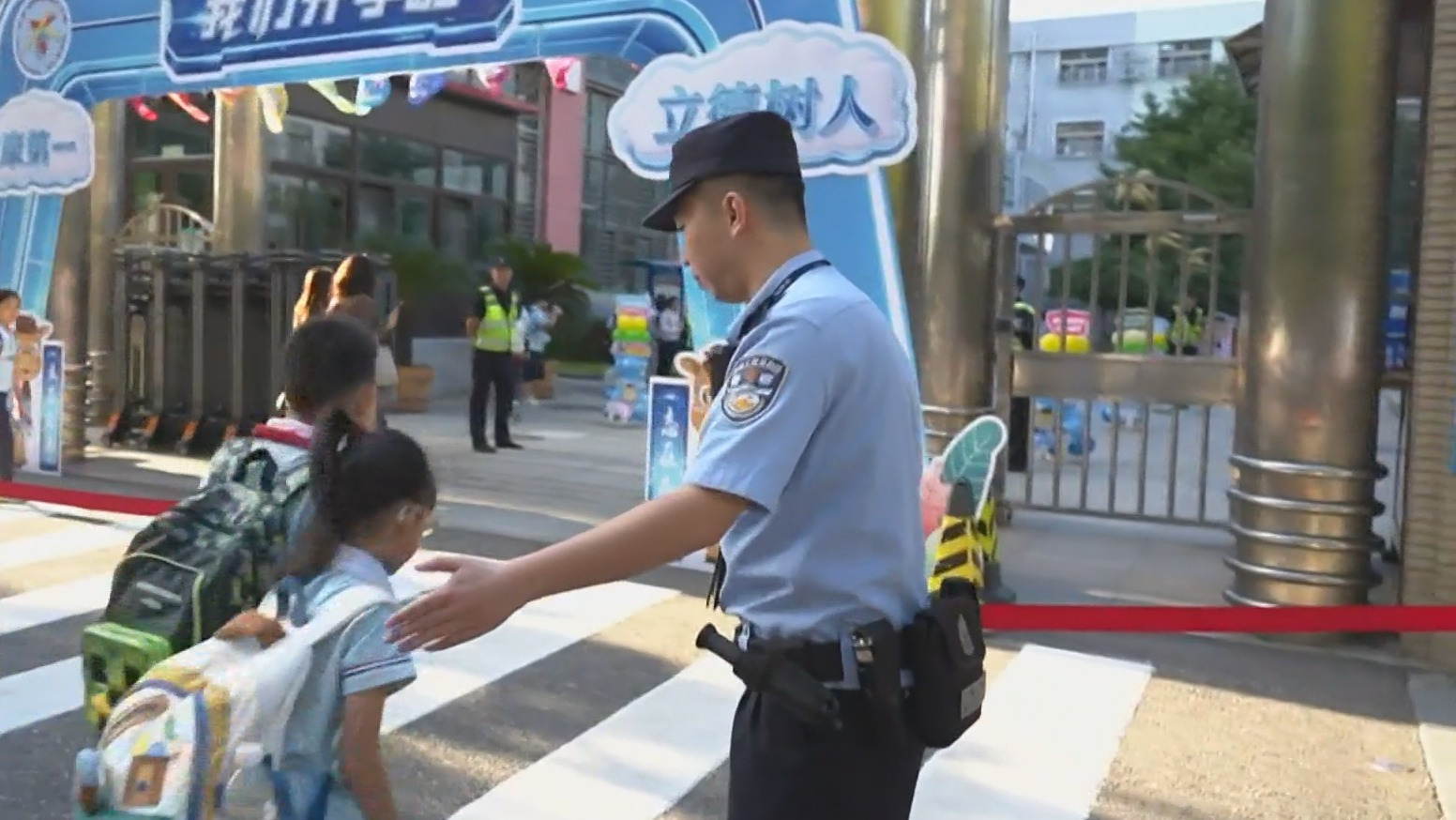 北京警方5000余名警力全方位守护开学季 北京警方5000余名警力全方位守护开学季