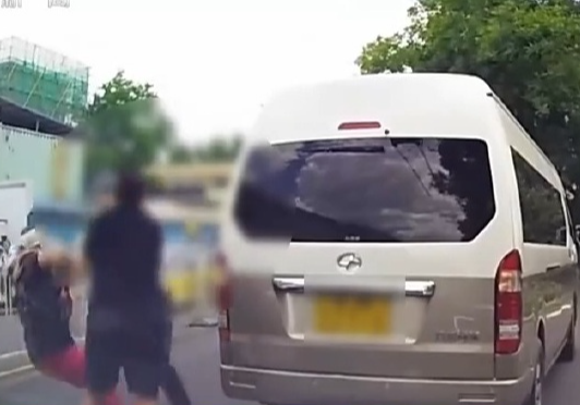 司机开“斗气车”伤及家属谁担责？法院这样判