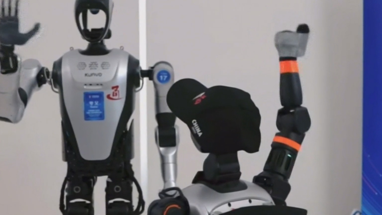 智能机器人产业看北京丨小个子踢出大未来 具身智能在北京落地生根 智能机器人产业看北京丨小个子踢出大未来 具身智能在北京落地生根