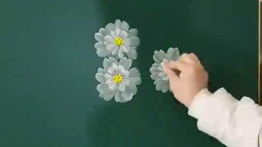 妙笔生花！春天的黑板也“开花”了