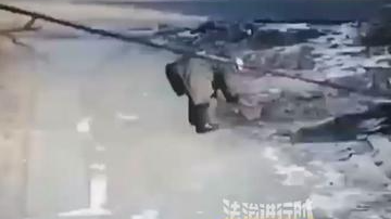 爆竹点燃后被风吹倒，男子被自己点燃的炮崩晕