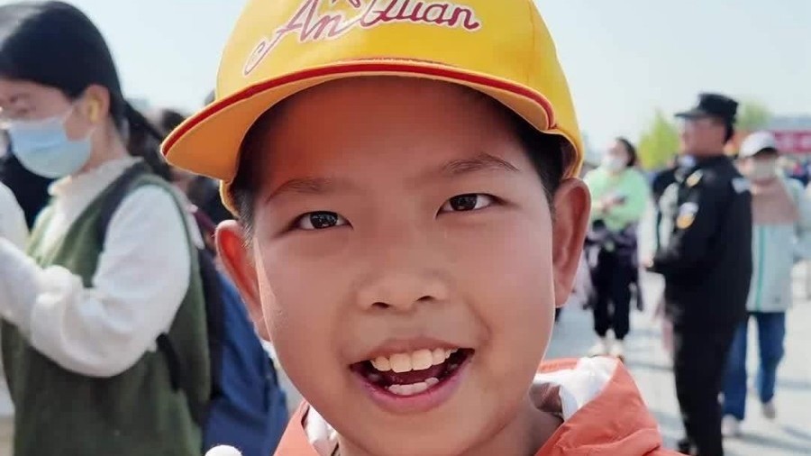 北半马赛场外:儿子手作贺卡,丈夫拉横幅,暖心仪式感拉满! 北半马赛场外:儿子手作贺卡,丈夫拉横幅,暖心仪式感拉满!