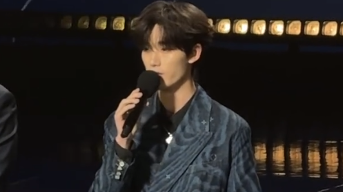 2025微博电影之夜盛典启幕,丁程鑫作为青年电影人登台发言 2025微博电影之夜盛典启幕,丁程鑫作为青年电影人登台发言