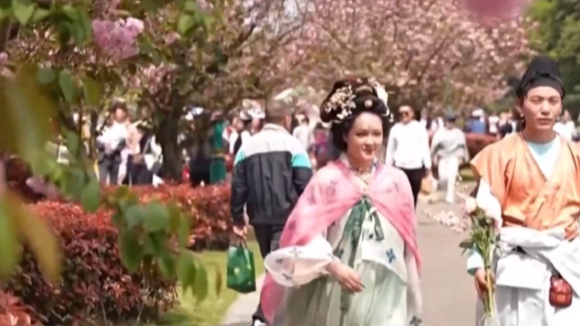 国风入人心!穿汉服踏青成年轻人度假新选择 国风入人心!穿汉服踏青成年轻人度假新选择