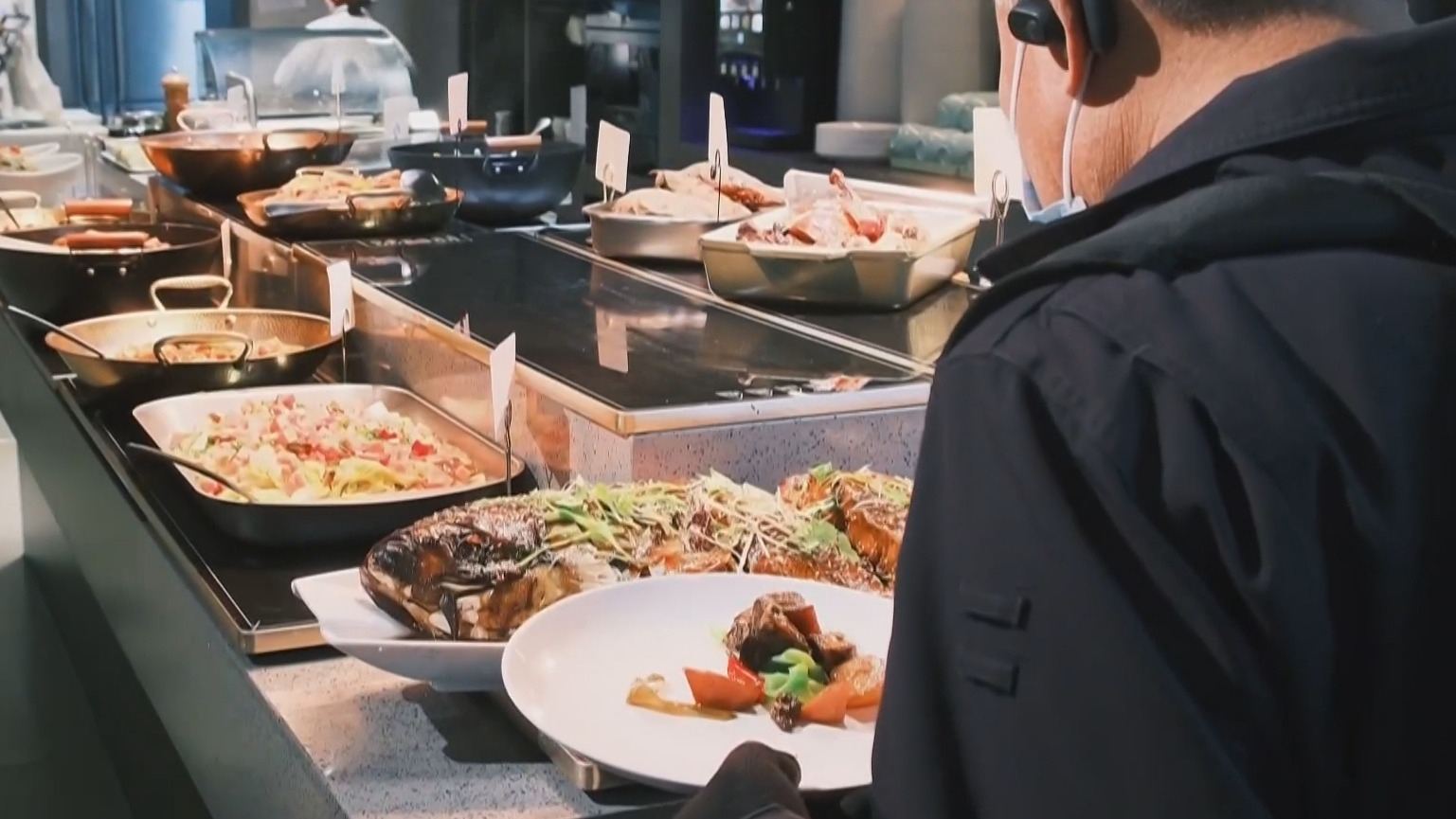 首善答卷｜单位食堂打破“围墙” 温暖居民的“三餐四季”