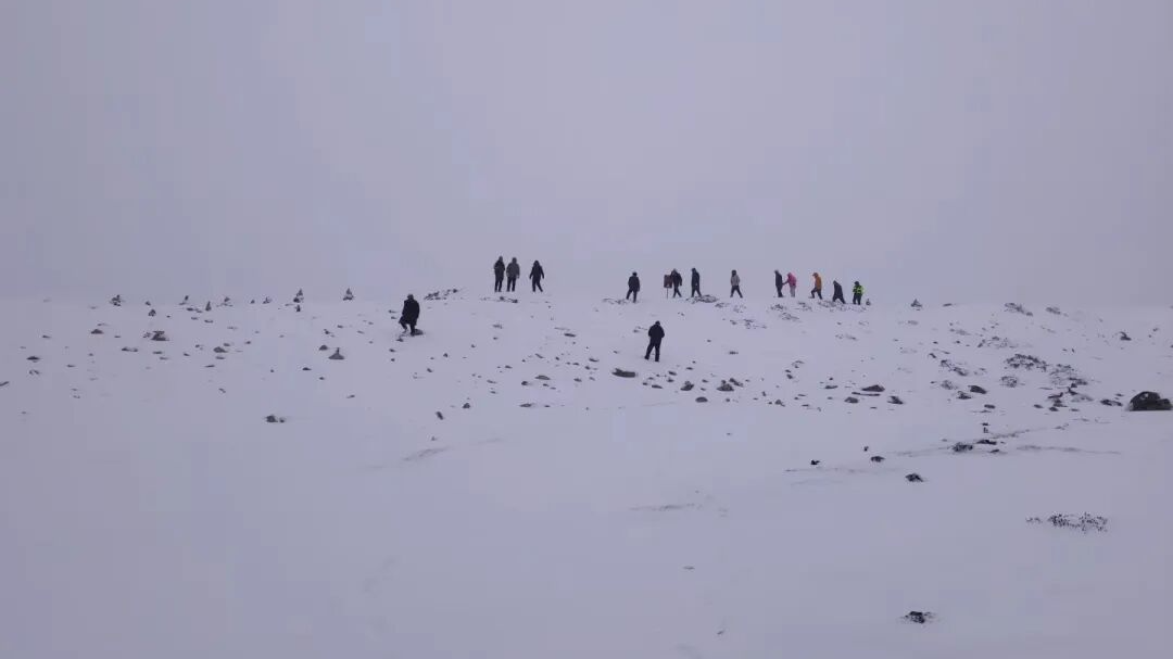 一女生徒步库拉岗日失联，一天后在牛棚被找到，曾用牛粪保温