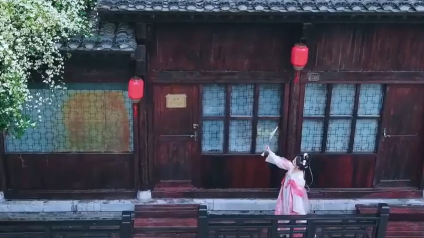 诗意满满！江苏句容古村木香花瀑美如画