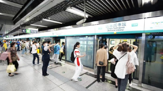 “北京学生卡坐公交打折,乘地铁为啥没优惠?” “北京学生卡坐公交打折,乘地铁为啥没优惠?”