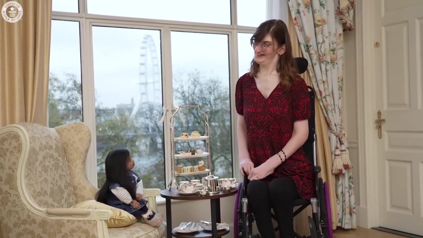 全球最高与最矮女性首次同框 全球最高与最矮女性首次同框