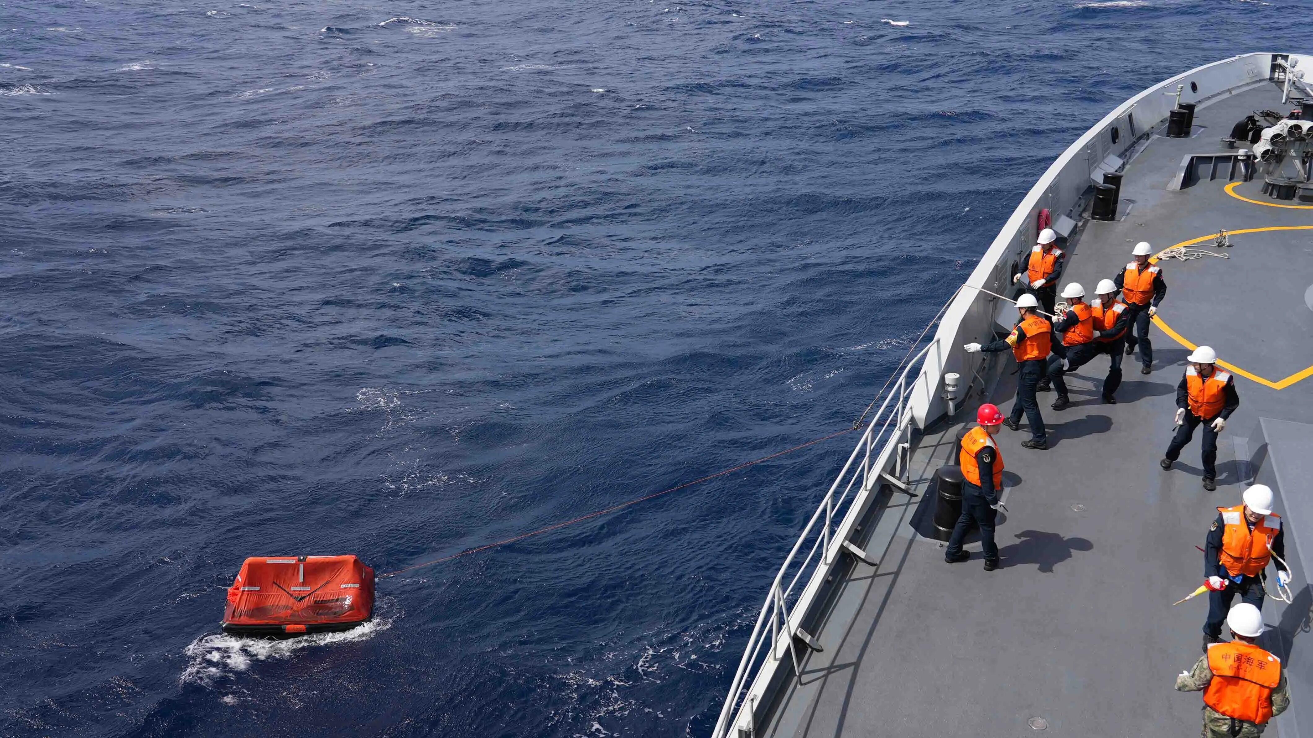 现场画面公开!南部战区海军紧急救援外籍货轮 现场画面公开!南部战区海军紧急救援外籍货轮