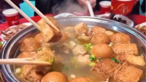 酥鸡、年糕、鱼圆……你家年夜饭餐桌上都有什么菜? 酥鸡、年糕、鱼圆……你家年夜饭餐桌上都有什么菜?