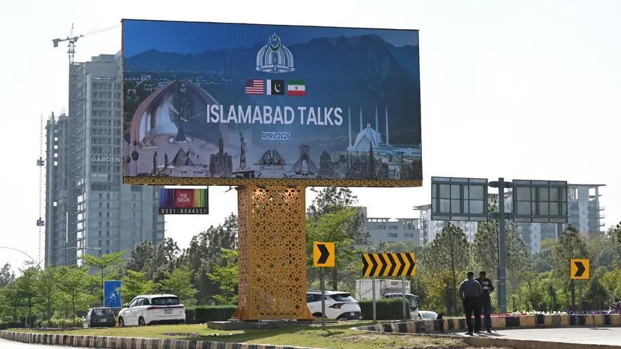 万斯率美国代表团抵达,美方300人、伊方71人,美伊谈判阵容公布 万斯率美国代表团抵达,美方300人、伊方71人,美伊谈判阵容公布