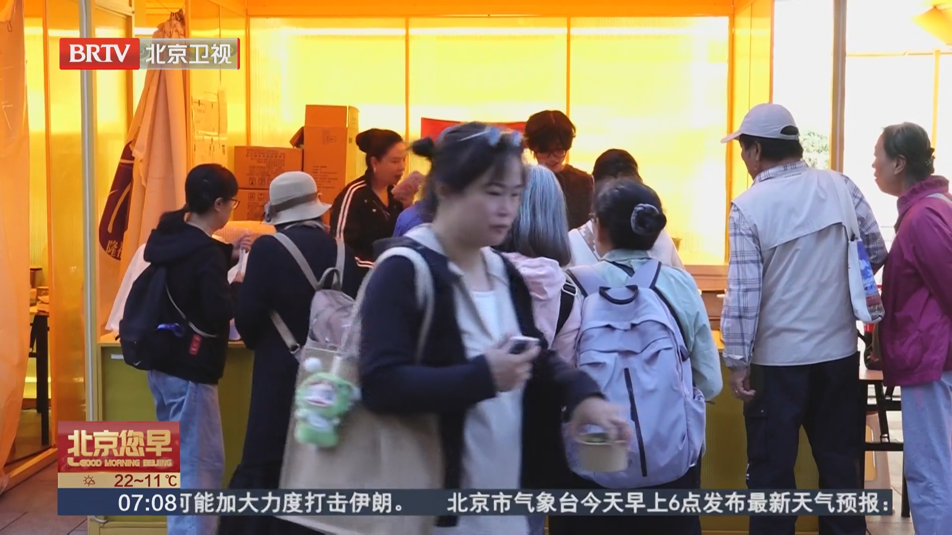 北京隆福寺：美食多 人气旺