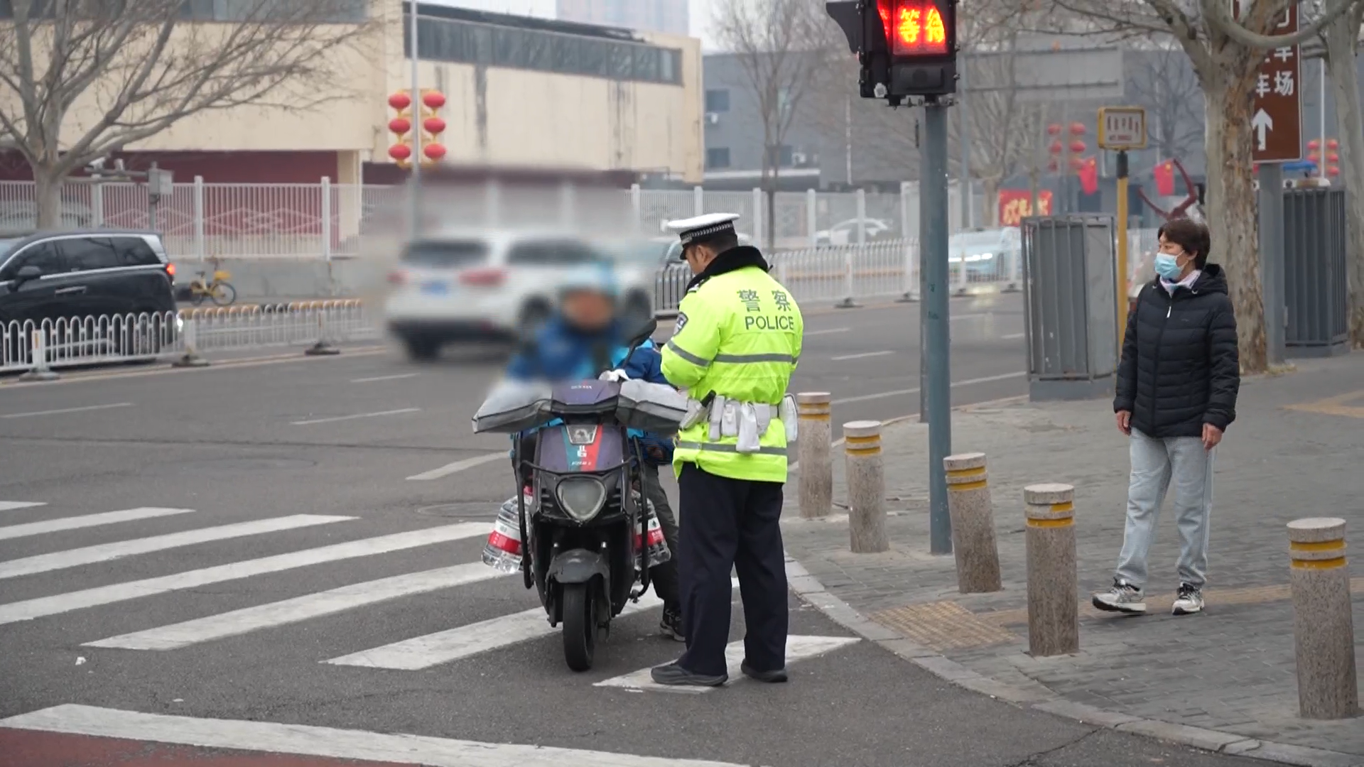 现场直击北京交警敖翔路口执法：“五不一戴”划重点