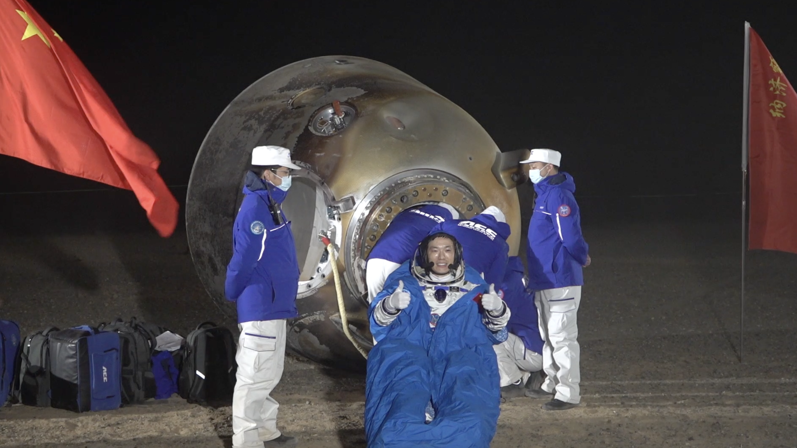 神舟十八号航天员李聪安全顺利出舱