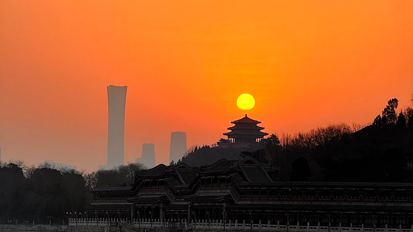 破五清晨，北京天空瑰丽祥云托出灿烂红日