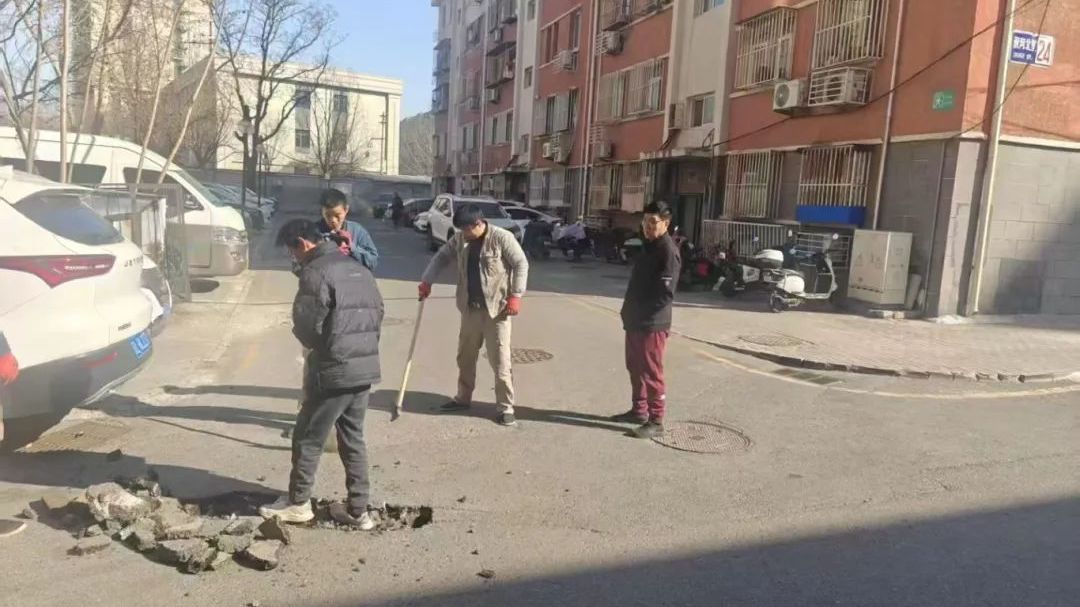 问需于民办实事 | 修补路面消隐患,用“小工程”改善“大民生” 问需于民办实事 | 修补路面消隐患,用“小工程”改善“大民生”