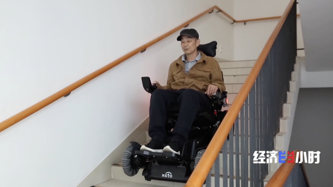 陪聊、助行、守护 养老机器人让照护更暖更智慧