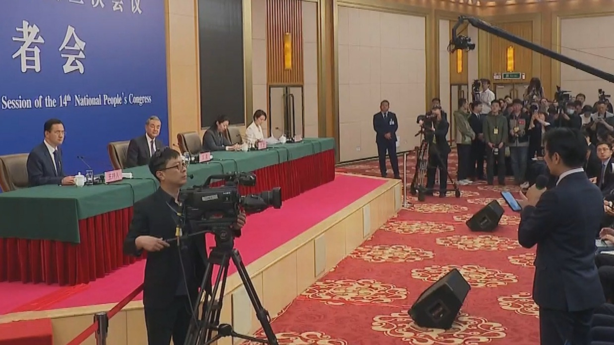 王毅就“中国外交政策和对外关系”回答中外记者提问 王毅就“中国外交政策和对外关系”回答中外记者提问