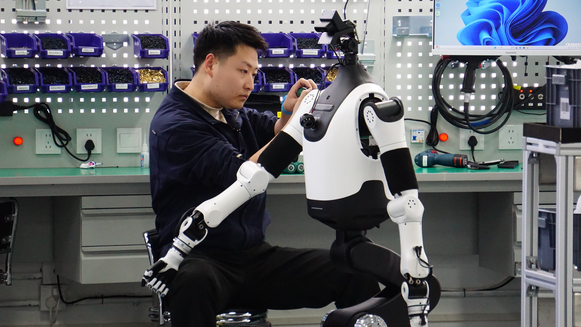 人形机器人如何从图纸上“站”起来？现场全流程揭秘——