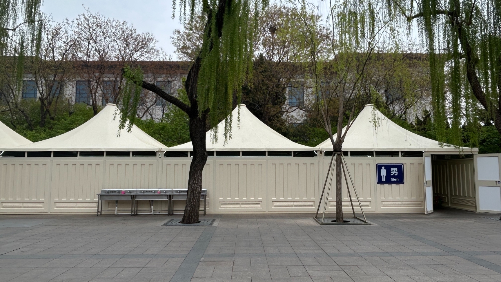 天安门地区帐篷式公厕升级，新增无障碍卫生间及挂包位
