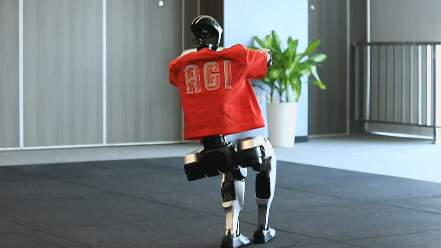 北京人形机器人解锁更多技能 多场景应用加速落地 北京人形机器人解锁更多技能 多场景应用加速落地