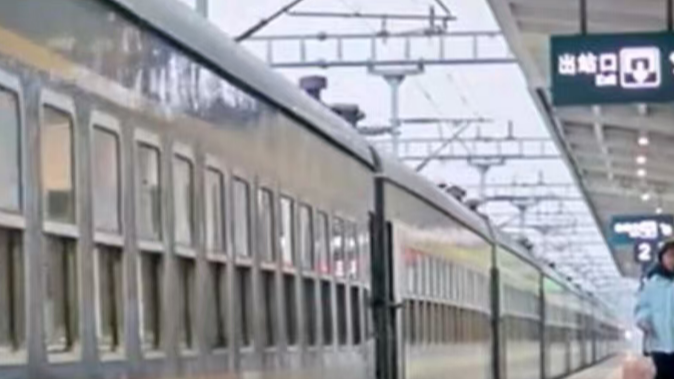 回家的路,就是年!北京春运首趟车是趟临时加开的绿皮车 回家的路,就是年!北京春运首趟车是趟临时加开的绿皮车