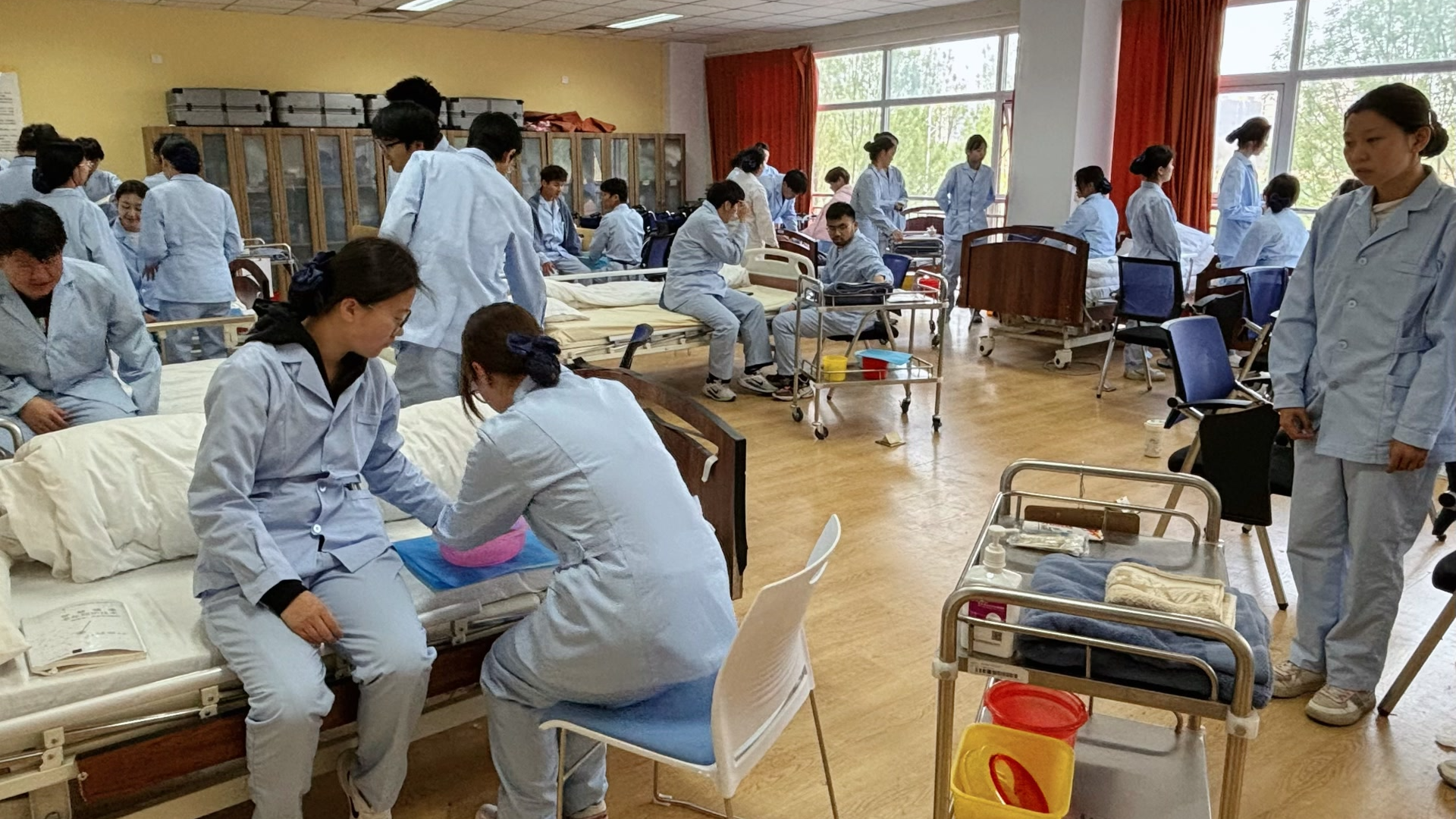 20岁学生扮成75岁老者:养老专业本科生的日常 20岁学生扮成75岁老者:养老专业本科生的日常