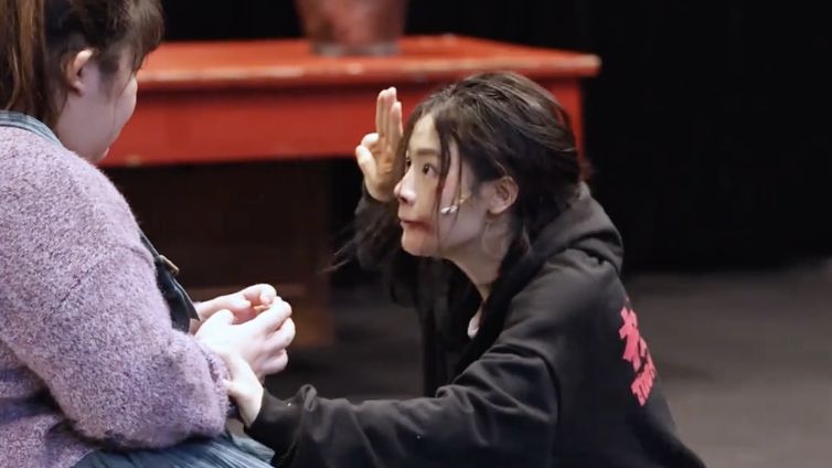 陈丽君在个人社交平台发布话剧《枕头人》排练花絮 陈丽君在个人社交平台发布话剧《枕头人》排练花絮