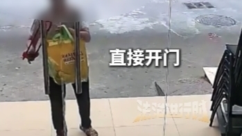 屋里没人 老人直接进门拿走废瓶子，还当着狗子的面  幸好没被咬