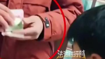 八岁儿子得知爸爸要出门打工，边哭边准备吃的