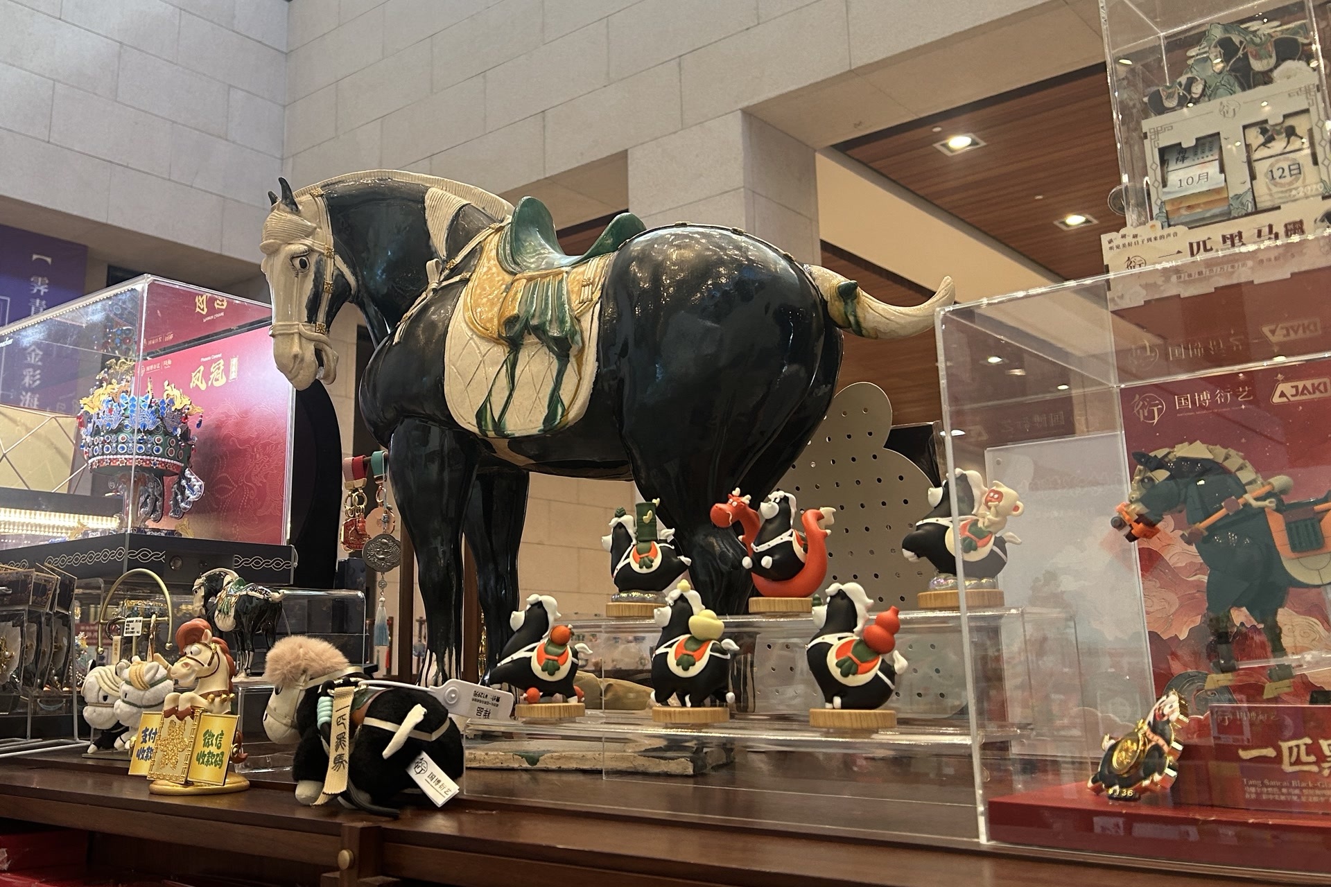 “凤冠”取消限购，“黑马”占C位！谁会是下一个文创顶流