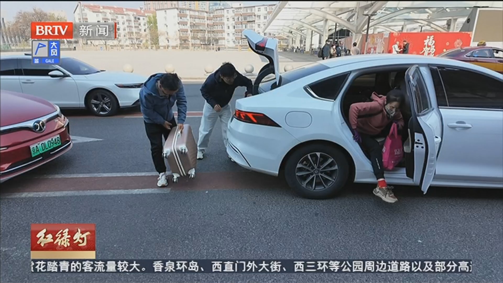 清明首日客流高峰 铁路部门多举措保障出行