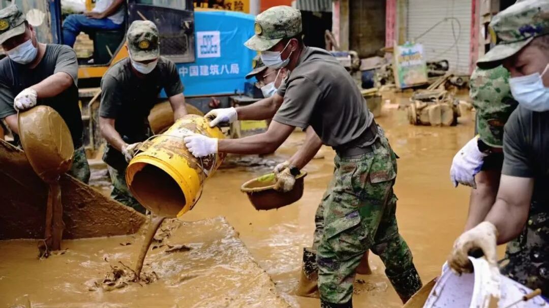 抗洪一线的“双向奔赴” 这些瞬间刷屏了