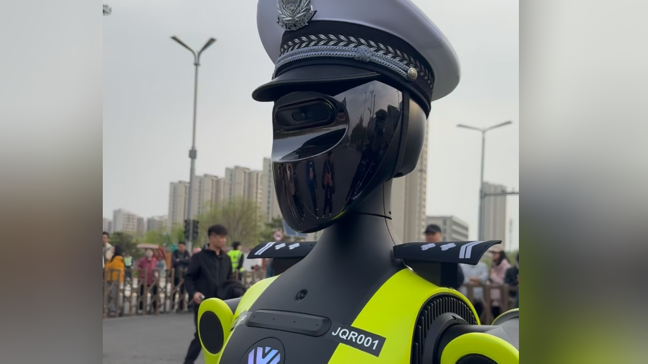 北京首个机器人交警正式上岗执勤 警号：JQR001