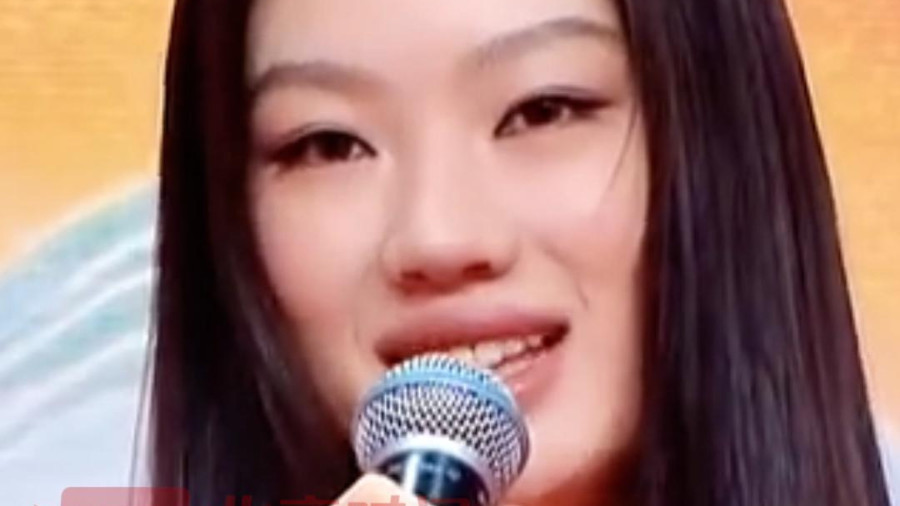 2026中国网络视听盛典红毯,单依纯一袭白衣清新登场 2026中国网络视听盛典红毯,单依纯一袭白衣清新登场