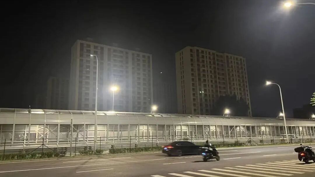 “戴耳塞都没有用，因为你的心脏也会跟着震”