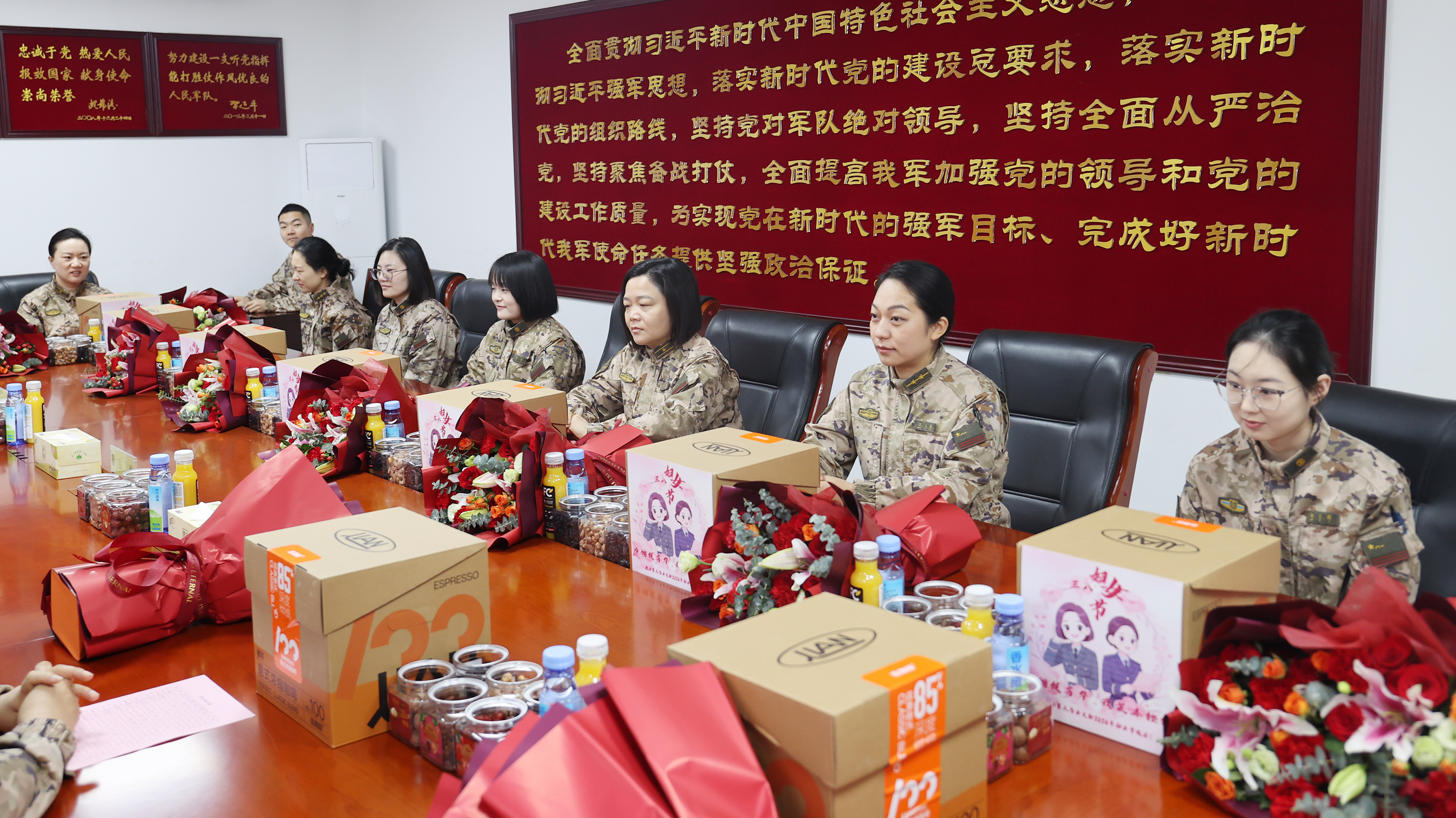 巾帼守岗践初心 致敬军营“她力量” 巾帼守岗践初心 致敬军营“她力量”